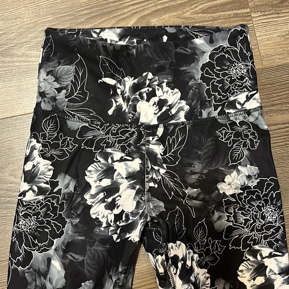 LAST CHANCE Balance Collection Floral Leggings - Picture 2 of 4